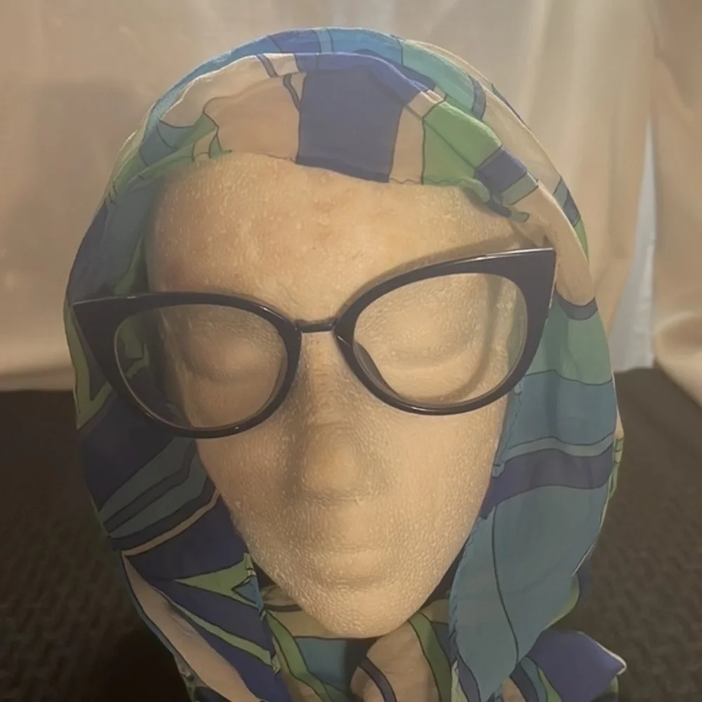 Royal blue plastic frame with metal arms. From Vooogue Me.
